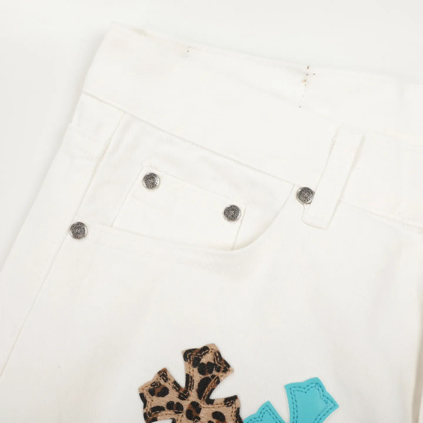 P250 Chrome Hearts 25SS white pants with three-color leopard print blue leather jeans. Chrome Hearts’ pants with the most popular colors are made of beaded canvas fabric. Heavy washing makes the upper body of the fabric more textured and the pants are tall and straight! The three-dimensional cutting of the whole trousers is a masterpiece! The hardware is customized by zp. The beaded canvas fabric is thick and soft after being washed. It has good breathability. Customized small leather label. Unique design. The details are simple and elegant, and the workmanship is exquisite. The whole trousers are neatly routed and the details are in place! It’s so cool that both men and women can easily control the genderless trend! Size: 28/30/32/34 Waist: 73/78/83/88 Sitting: 99/104/109/114 Pants length: 102/104/106/108